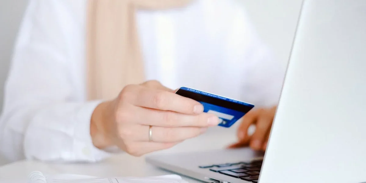 lady shopping on laptop